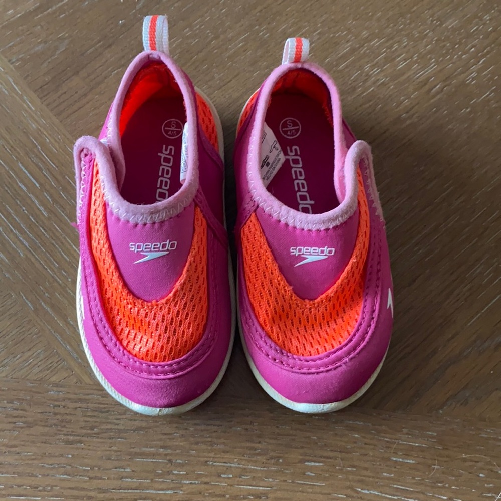 Speedo size 4/5 baby water shoes